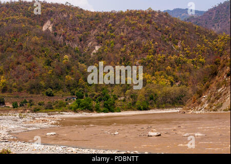 Sem Dorf in der Ferne, mit Sarda Fluss vorbei. Ort, berühmt durch Jim Corbett in seinem Buch Menschenfresser von Kumaon, Uttarakhand, Indien Stockfoto