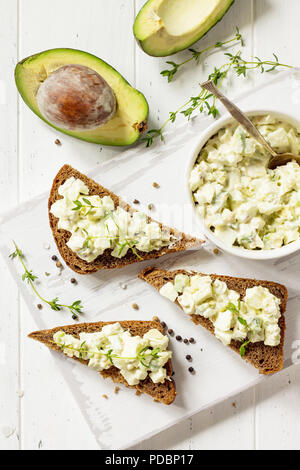 Avocado Sandwiches. Traditionelle lateinamerikanische mexikanische Soße Guacamole. Gesunde Fette, Omega 3. Ansicht von oben flach Hintergrund, kopieren. Stockfoto