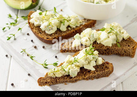 Avocado Sandwiches. Traditionelle lateinamerikanische mexikanische Soße Guacamole. Gesunde Fette, Omega 3. Stockfoto