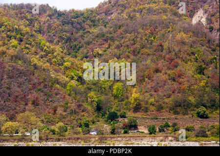 Sem Dorf in der Ferne, mit Sarda Fluss vorbei. Ort, berühmt durch Jim Corbett in seinem Buch Menschenfresser von Kumaon, Uttarakhand, Indien Stockfoto