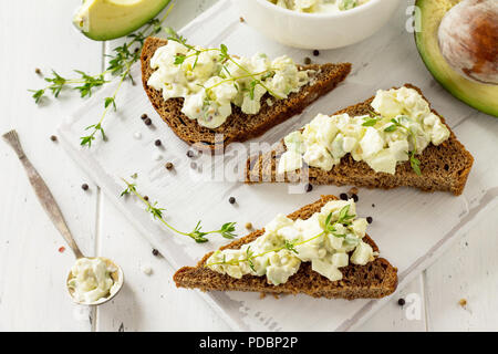 Avocado Sandwiches. Traditionelle lateinamerikanische mexikanische Soße Guacamole. Gesunde Fette, Omega 3. Stockfoto