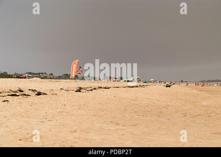 August 6th, 2018, Lagos, Portugal - der Rauch von Monchique wildfire lässt sich klar von dem Strand Meia Praia in Lagos gesehen werden, fast 50 km entfernt. Stockfoto