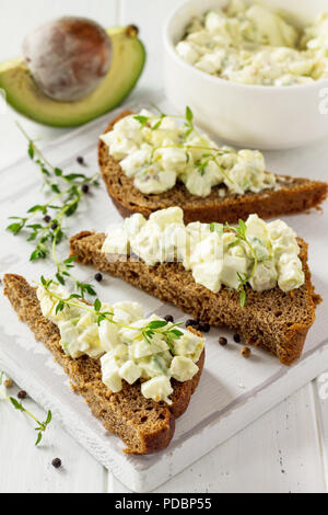 Avocado Sandwiches. Traditionelle lateinamerikanische mexikanische Soße Guacamole. Gesunde Fette, Omega 3. Stockfoto