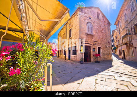 Sunny Stone Street der antiken Pula, Istrien, Kroatien Stockfoto