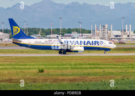 Ryanair Boeing 737-800 Next Gen, (EI-ENK), bereit zum Abheben. in Mailand, Italien Stockfoto