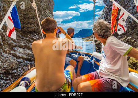 VERNAZZA (SP), Italien - 20. JUNI 2018: Touristen Spaß haben und Fotos mit dem Handy auf einem kleinen Boot Tour entlang der Küste der nationalen Par Stockfoto