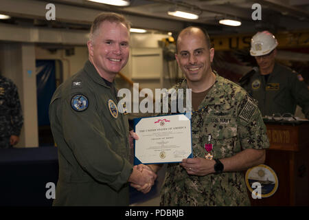 NEWPORT NEWS, Virginia (Aug. 3, 2018) Kapitän Matthew Kawas, von Matawan, New Jersey, USS Gerald R. Ford's (CVN 78) Reaktor Officer, ist Legion der Verdienstmedaille durch Kapitän Richard McCormack, Ford's kommandierender Offizier zugesprochen, während einer Auszeichnungen bei Viertel Zeremonie. (U.S. Marine Foto von Mass Communication Specialist 3. Klasse Josua Murray) Stockfoto