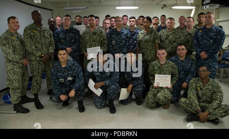 NEWPORT NEWS, Virginia (Aug. 3, 2018) Segler zugeordnet USS Gerald R. Ford (CVN 78) posieren für ein Gruppenfoto nach dem Abschluss von einer in-port security Force (ISF) Klasse. (U.S. Marine Foto von Mass Communication Specialist 2. Klasse Katze Campbell) (Dieses Bild hat durch die Unschärfe Abzeichen für Zwecke der Sicherheit geändert wurde) Stockfoto