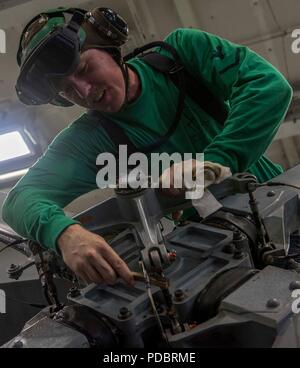 180802-N-OH 958-0138 ATLANTIK (Aug. 2, 2018) Mate 3. Klasse Nicholas's Aviation Machinist Stroh, aus Fort Collins, Colorado, führt die Instandhaltung auf einen MH-60S Sea Hawk an Bord der Flugzeugträger USS George H.W. Bush (CVN 77). Das Schiff ist im Gange, die Durchführung von routinemäßigen Übungen Träger bereit zu halten. (U.S. Marine Foto von Mass Communication Specialist Seaman Ryan Pitt.) Stockfoto