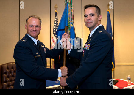 Oberst Stephen Lanier, links, 315 Operationen Gruppenkommandant, erhält die 4. Bekämpfung der Kamera Squadron guidon von Oberstleutnant Hamilton Underwood, 4 CTCS Commander, die während eines Befehls Zeremonie Aug 3, 2018, in gemeinsamen Basis Charleston, S.C. 4 CTCS ist die einzige Reserve, auf die Bekämpfung der Kamera und ist eine schnelle Eingreiftruppe, spezialisiert auf Antenne Dokumentation. Underwood trat die Einheit im März 2001 und serviert eine Vielzahl von Positionen, bevor Sie den Befehl zum ersten Mal im Jahr 2014. (U.S. Air Force Foto von Tech. Sgt. Jamal D. Sutter) Stockfoto