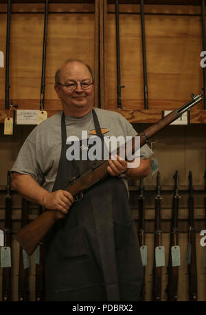 Robert Bell, ein M1 Garand armorer mit den zivilen Treffsicherheit Programm, Posen mit dem Gewehr in die CMP-Store während der CMP-nationalen Begegnungen im Camp Perry, Ohio, Aug 3, 2018. Die .30 Kaliber halbautomatische Waffe war der Standard - Ausgabe Gewehr während des Zweiten Weltkrieges und des Koreakrieges. In den vergangenen 65 Jahren, die meisten Gewehre wurden wieder aufgebaut, nachgearbeitet, rebarreled und mindestens einmal repariert, mit wenigen im ursprünglichen Zustand noch heute. (U.S. Marine Corps Foto von Sgt. Dana Beesley) Stockfoto