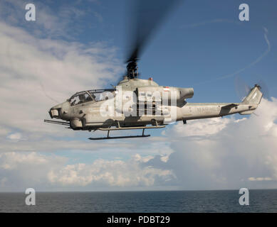 180804-N-GR 168-0077 ATLANTIK (4. August 2018) eine Cobra AH-1W, Marine Medium Tiltrotor Squadron (VMM) 162 befestigt (verstärkt), zieht aus der Flight Deck der San Antonio-Klasse amphibious Transport dock Schiff USS New York (LPD 21) August 4, 2018. New York, ist mit seinen Amphibischen bereit Gruppe zur Unterstützung der Maritime Security Operations und Theater Sicherheit Zusammenarbeit in Europa und im Nahen Osten im Einsatz. (U.S. Marine Foto von Mass Communication Specialist 2. Klasse Lyle Wilkie/Freigegeben) Stockfoto