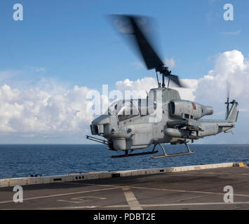 180804-N-GR 168-0227 ATLANTIK (4. August 2018) eine Cobra AH-1W, Marine Medium Tiltrotor Squadron (VMM) 162 befestigt (verstärkt), zieht aus der Flight Deck der San Antonio-Klasse amphibious Transport dock Schiff USS New York (LPD 21) August 4, 2018. New York, ist mit seinen Amphibischen bereit Gruppe zur Unterstützung der Maritime Security Operations und Theater Sicherheit Zusammenarbeit in Europa und im Nahen Osten im Einsatz. (U.S. Marine Foto von Mass Communication Specialist 2. Klasse Lyle Wilkie/Freigegeben) Stockfoto