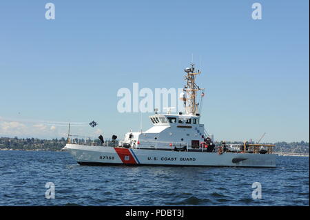 Die Crew der Coast Guard Cutter Schwertfisch als Mobile Security Plattform, während Mitglieder der US Navy Blue Angels über den Lake Washington in Seattle, Aug 4, 2018 durchführen. Coast Guard Besatzungen eine Sicherheitszone am See während der Air Show, die Sicherheit der Bevölkerung vor den möglichen Gefahren, die mit der jährlichen Antenne zeigt verknüpft, um sicherzustellen, dass durchgesetzt. U.S. Coast Guard Foto von Petty Officer Amanda Norcross. Stockfoto