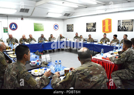 CAMP ARIFJAN, Kuwait - Pennsylvania top zwei militärische Führer vor kurzem flog nach Kuwait zu erfahren Sie mehr über die Mission von Pennsylvania Schützen Sie Mitglieder in die Golfregion eingesetzt. Der Adjutant General, Luftwaffe Generalmajor Anthony Carrelli, und Senior Advisor eingetragen - Gemeinsame, Command Sgt. Maj. Harry Buchanan besucht Task Force Spartan August 2-3, 2018. Stockfoto