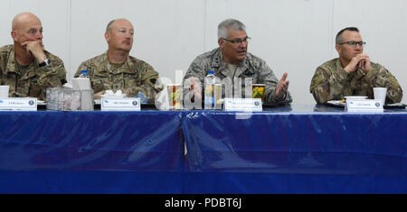 CAMP ARIFJAN, Kuwait - Pennsylvania top zwei militärische Führer vor kurzem flog nach Kuwait zu erfahren Sie mehr über die Mission von Pennsylvania Schützen Sie Mitglieder in die Golfregion eingesetzt. Der Adjutant General, Luftwaffe Generalmajor Anthony Carrelli, und Senior Advisor eingetragen - Gemeinsame, Command Sgt. Maj. Harry Buchanan besucht Task Force Spartan August 2-3, 2018. Stockfoto