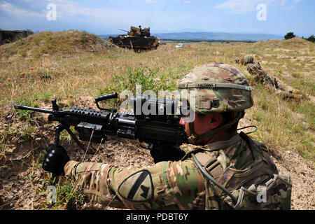 Ein US-Soldat Bravo Company, 2nd Battalion, 5th Cavalry Regiment, 1st Armored Brigade Combat Team, 1.Kavallerie Division zieht die Sicherheit während einer kombinierten städtischen Betrieb Übung mit Georgische Spezialeinheiten, US-Soldaten, ukrainischen und deutschen Streitkräfte als Teil der edlen Partner in Wasiani, Georgia, Aug 4, 2018. Edle Partner 2018 ist eine georgische Streitkräfte und US-Armee Europa kooperativ-led bei der Verbesserung der Bereitschaft und der Interoperabilität von Georgia, USA und teilnehmenden Nationen. Stockfoto