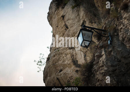 Insbesondere Straße Licht montiert auf einer felsigen Wand in Nyons, Frankreich. Stockfoto