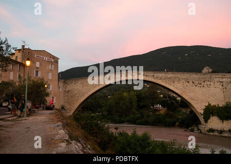 Pont de Nyons bei Sonnenuntergang. Diese mittelalterliche Brücke in der Provence, Südfrankreich. Stockfoto