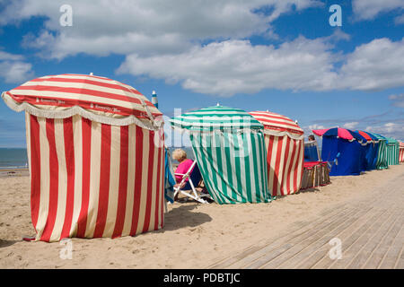 Bunt gestreiften Windschutze am Strand von Les Planches Boardwalk in Deauville, Normandie, Frankreich Stockfoto