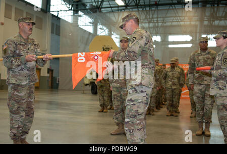 Oberstleutnant James Bowen, 771St Truppe Befehl Bataillonskommandeur, hält die 620th Signal Firma guidon, während der Befehl Sgt. Maj. Earl Layton fällen die Farben Aug 5, 2018 während einer Farbe Gehäuse Zeremonie am Hershel "Woody" Williams Streitkräfte finden Zentrum in Fairmont, West Virginia statt. Die Farbe Gehäuse Zeremonie markierte Deaktivierung des Unternehmens nach neun Jahren der Bereitstellung verbesserter Warfighter Informationen Network-Tactical Funktionen zu den Missionen rund um den Staat und die Welt. (U.S. Army National Guard Foto von Sgt. Zoe Morris) Stockfoto