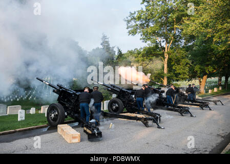 Soldaten, die aus dem 3D-US-Infanterie Regiment (Die Alte Garde) Presidential Salute Batterie Verhalten eine leere Fire Crew bohren neben Abschnitt 37 auf dem Arlington National Cemetery, Arlington, Virginia, 7. August 2018. Der platoon Brände Kanone begrüßt zu Ehren des Präsidenten der Vereinigten Staaten, ausländische Würdenträger und offizielle Gäste der Vereinigten Staaten. Seine primäre Mission ist Ehren an militärische Zeremonien einschließlich BEERDIGUNGEN an ANC zu rendern. Der Zug wird mit 10 M5, 75 mm Panzerabwehr Kanonen auf der M6 howitzer Schlitten ausgestattet. (U.S. Armee Foto von Elizabeth Fraser/Arlington Nati Stockfoto