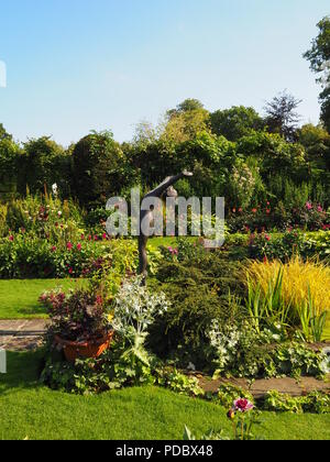 Chenies Manor Sunken Garden im Hochsommer; Dahlien in die Blume Grenze mit hellen grünen Liegewiese, Ziergräser und dekorative Teich.. Stockfoto