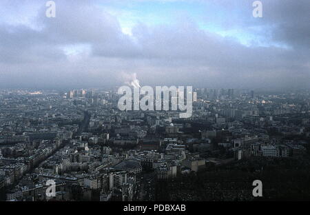 AJAXNETPHOTO. PARIS, Frankreich. - SKYLINE - WOHNTÜRME IM 13. Arrondissement am Horizont, die Tuileries Gärten im Vordergrund. Foto: Jonathan Eastland/AJAX REF: 000672 Stockfoto