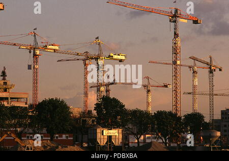 AJAXNETPHOTO. PARIS, Frankreich. - Kran STADT - OVERHEAD TURMDREHKRANE AUF BAUSTELLE in der Nähe von Clichy. Foto: Jonathan Eastland/AJAX REF: 091775 Stockfoto