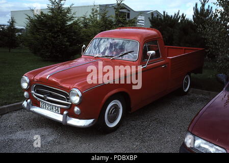 AJAXNETPHOTO. DUNKERQUE, FRANKREICH - SELTENER KLASSISCHER FRANZÖSISCHER PICK-UP - PEUGEOT 403 LIMOUSINEN-PICK-UP-UMBAU IN EINER STRASSE GEPARKT. FOTO: JONATHAN EASTLAND/AJAX. REF.: 28 9 94 Stockfoto