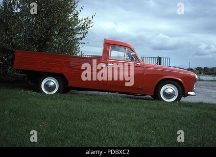 AJAXNETPHOTO. DUNKERQUE, FRANKREICH - SELTENER KLASSISCHER FRANZÖSISCHER PICK-UP - PEUGEOT 403 LIMOUSINEN-PICK-UP-UMBAU IN EINER STRASSE GEPARKT. FOTO: JONATHAN EASTLAND/AJAX. REF.: 29 9 94 Stockfoto