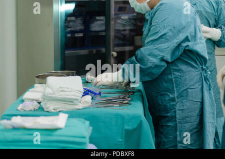 Scrub nurse bereitet medizinische Instrumente für den Betrieb Stockfoto