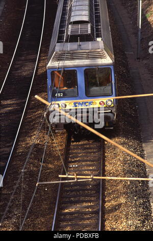 AJAXNETPHOTO. LOUVECIENNES, FRANKREICH. - EISENBAHN - TRANSILIEN-LINIE SNCF-ZUG ZUM GARE ST.LAZARE, SAINT-LAZARE PARIS GRAND CENTRAL. FOTO: JONATHAN EASTLAND/AJAX REF:091793 Stockfoto