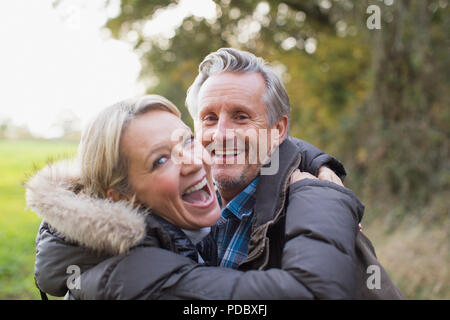 Portrait happy Reifes Paar umarmen in Park Stockfoto