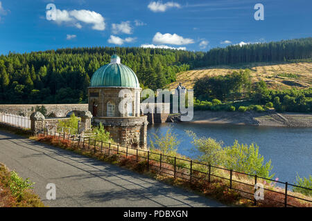 Foel Turm Garreg Ddu Dam mit Nantgwyllt Kapelle im Hintergrund Elan Valley Powys Wales UK Stockfoto