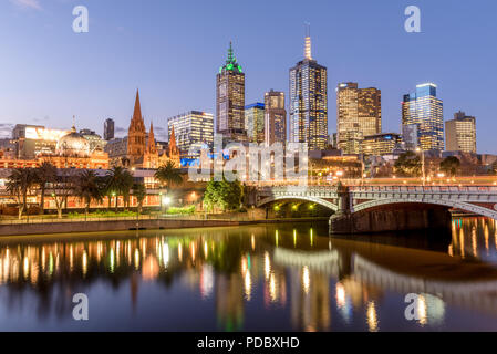 Fürsten Brücke über den Fluss Yarra bei Sonnenuntergang in Melbourne, Australien Stockfoto