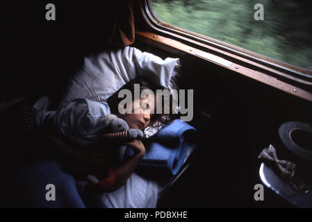 AJAXNETPHOTO. STOCKHOLM - Lulea, Schweden. - NIGHT TRAIN - Junge Kind ruht in der KOJE ÜBER NACHT NACHTZUG AUS DER HAUPTSTADT ZU LULEA in der Nähe des Polarkreises. Foto: Jonathan Eastland/AJAX REF: 920259 Stockfoto