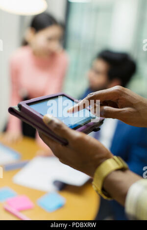 Nahaufnahme der Geschäftsmann mit digital-Tablette Stockfoto