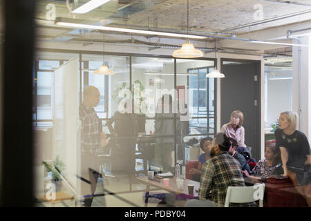 Geschäftsleute, die in modernen Büro Stockfoto