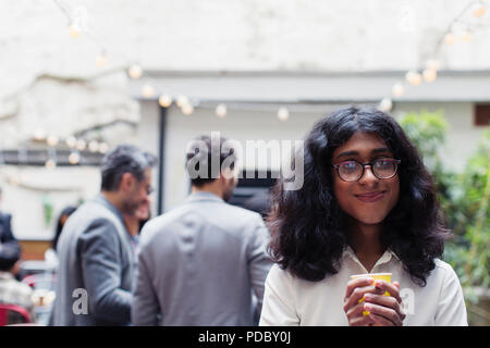 Portrait lächelnden jungen Frau Party auf der Terrasse genießen. Stockfoto