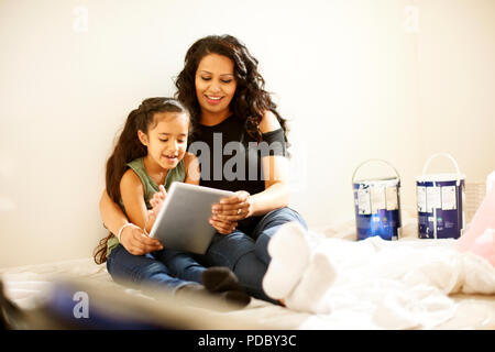 Mutter und Tochter mit digitalen tablet Vorbereitung Malerei Projekt Stockfoto