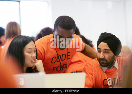 Hacker Codierung für Nächstenliebe an hackathon Stockfoto