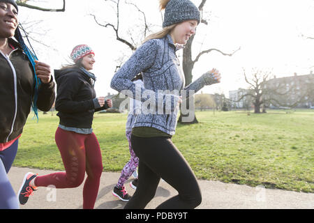 Läuferinnen, die im Park Stockfoto