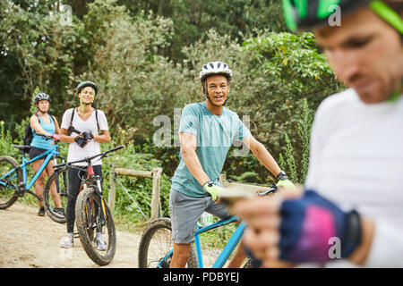 Freunde Mountainbiken, ruht auf der Spur Stockfoto