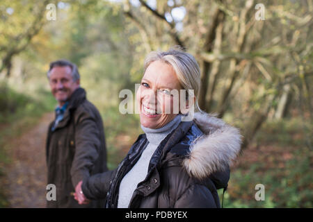 Portrait lächelnd, glücklich Reifes Paar Hände halten in Park Stockfoto