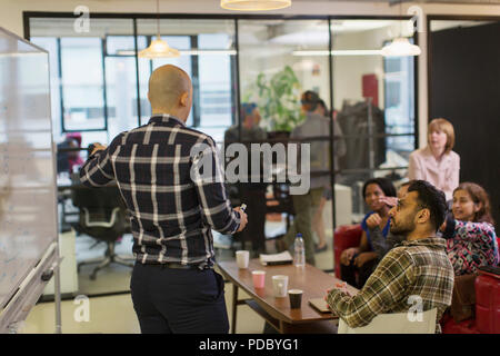 Kreative Geschäftsleute brainstorming im Büro treffen Stockfoto
