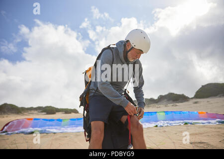 Männliche Gleitschirm Vorbereitung auf Sunny Beach