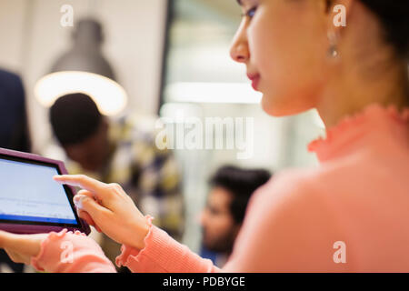 Geschäftsfrau mit digital-Tablette Stockfoto