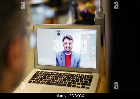 Unternehmer Videokonferenzen auf Laptop Stockfoto
