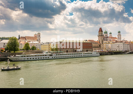 PASSAU, Deutschland - Juli 14: Fahrgastschiff am Hafen von der Donau in Passau, Deutschland Am 14. Juli 2018. Foto von Prinzregent-Luitpold genommen Stockfoto